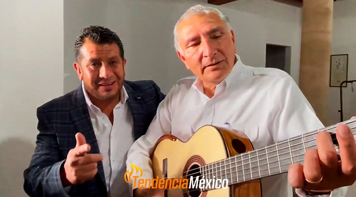 adan-augusto-recibe-guitarra-regalo-michoacan-video
